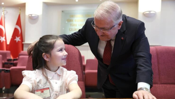 Milli Savunma Bakanı Güler’den 23 Nisan Mesajı: ‘Geleceğin Teminatı Çocuklarımız’