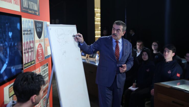 Bakan Tekin’den Adnan Menderes Müzesi’nde Öğrencilere ‘Demokrasi ve İnsan’ Dersi