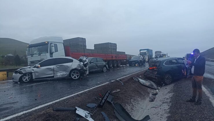 Aksaray-Nevşehir Karayolu’nda Zincirleme Kaza: Yolcu Otobüsü 10 Araca Çarptı, 7 Yaralı