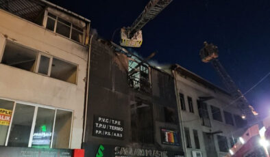 Bayrampaşa’da İş Yerinde Yangın: Alevler 3 Katı Sardı, Çatı Çöktü