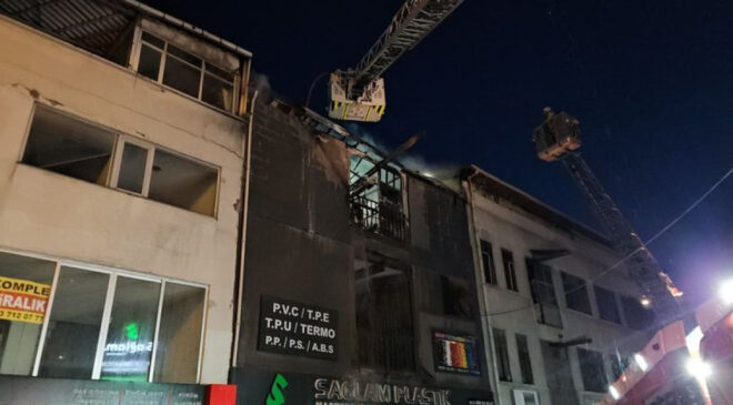 Bayrampaşa’da İş Yerinde Yangın: Alevler 3 Katı Sardı, Çatı Çöktü