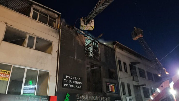 Bayrampaşa’da İş Yerinde Yangın: Alevler 3 Katı Sardı, Çatı Çöktü