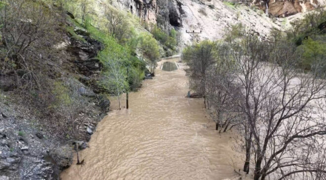 Tunceli’de Sağanak Sonrası Munzur Çayı Taştı: Ovacık Yolu Ulaşıma Kapandı