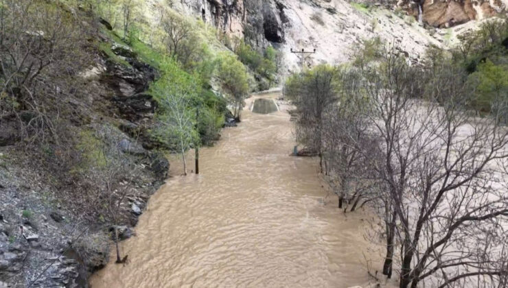 Tunceli’de Sağanak Sonrası Munzur Çayı Taştı: Ovacık Yolu Ulaşıma Kapandı