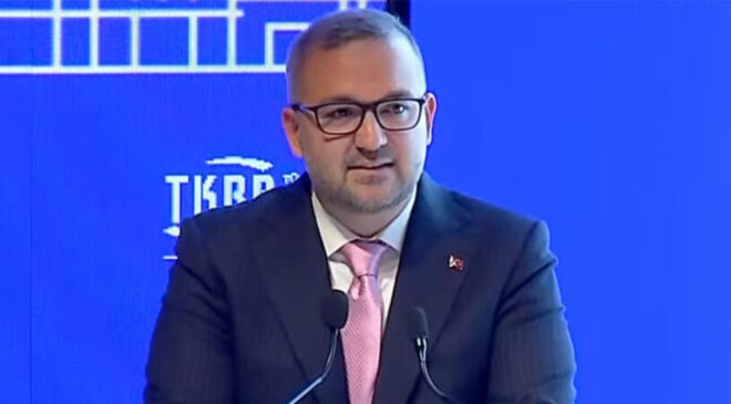 TCMB’den Fiyat İstikrarı Vurgusu: Karahan’dan Enflasyonla Mücadele Mesajı ve İstanbul’da Sis Engeli