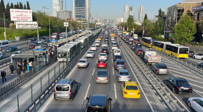 İstanbul’da Trafik Çilesi: Yoğunluk Yüzde 78’e Ulaştı! Köprüler ve Otoyollar Kilitlendi