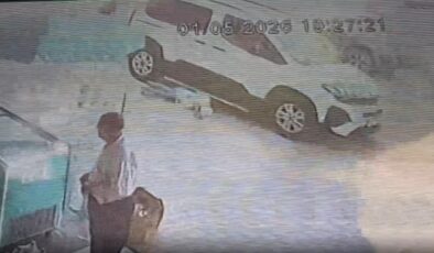 Adana’da Korku Dolu Anlar: Terliğini Almak İçin Aracın Altına Giren Çocuk, Son Anda Kurtarıldı