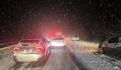 Afyonkarahisar’da Mayıs Ayında Kar Sürprizi: Yollar Beyaza Büründü, Ulaşım Zorlaştı