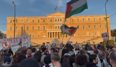 İsrail’in Sumud Filosu Saldırısı Atina’da Protesto Edildi: Gözaltındaki Aktivistlerin Serbest Bırakılması İstendi