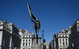 Banksy’den Londra’ya Sürpriz: Bayraklı Lider Heykeli, Güvenlik Duvarını Nasıl Aştı?