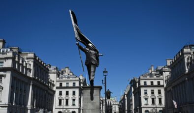 Banksy’den Londra’ya Sürpriz: Bayraklı Lider Heykeli, Güvenlik Duvarını Nasıl Aştı?