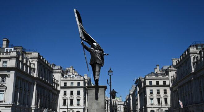Banksy’den Londra’ya Sürpriz: Bayraklı Lider Heykeli, Güvenlik Duvarını Nasıl Aştı?