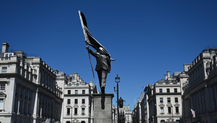 Banksy’den Londra’ya Sürpriz: Bayraklı Lider Heykeli, Güvenlik Duvarını Nasıl Aştı?