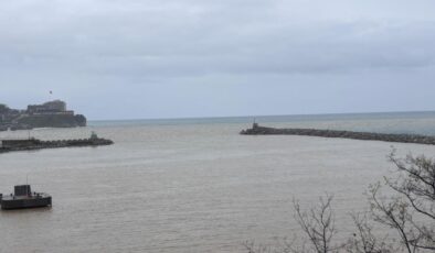 Zonguldak’ta Sağanak Sonrası Deniz Rengi Değişti: Çamurlu Su Limanı Kapladı