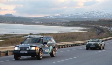 Doğu Batı Dostluk ve İpek Yolu Rallisi Ahlat’ta: Tarihi Miras Ziyareti ve Cumhurbaşkanına Hediye