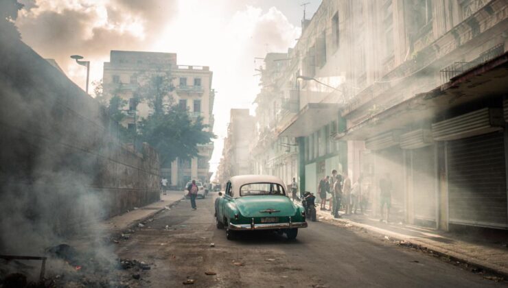 Havana’da Çöp Krizi ve Sağlık Tehdidi: Yakıt Kısıtlılığı, Yangınlar ve Salgın Hastalık Riski