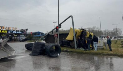 Samsun-Ordu Karayolu’nda Demir Yüklü Tır Devrildi: Sürücü Yaralandı, Yol Kapanıp Açıldı