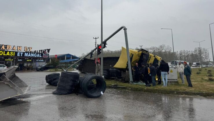 Samsun-Ordu Karayolu’nda Demir Yüklü Tır Devrildi: Sürücü Yaralandı, Yol Kapanıp Açıldı